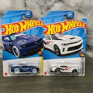 Hot Wheels Blue and White Racing Car Set